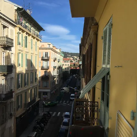 Studio En Centre Ville Dans Petite Balcon Couchage En Mezzanine 2 Personnes Cuisine Sdb Guest house *