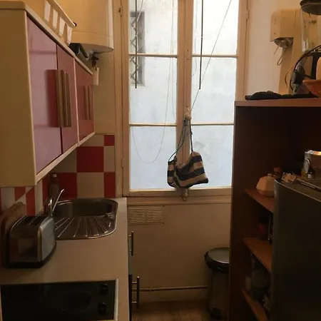 Studio En Centre Ville Dans Petite Balcon Couchage En Mezzanine 2 Personnes Cuisine Sdb Guest house Nice